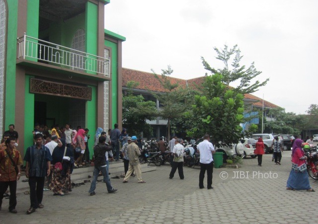 Sejumlah wali murid keluar dari gedung SMAN 2 Karanganyar setelah bermusyawarah dengan pengelola sekolah setempat, Kamis (27/7/2017). (Ponco Suseno/JIBI/Solopos)