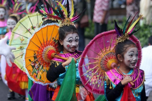 Kelompok tari Artha Dance Company menyuguhkan kesenian tari edan-edanan dalam pawai pembukaan Festival Kesenian Yogyakarta (FKY) XXIX "Umbyar Mak Byarr!" yang berlangsung di sepanjang jalan Malioboro, Yogyakarta, Kamis (27/07/2017). (Desi Suryanto/JIBI/Harian Jogja)