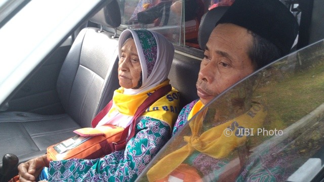 Calhaj asal Banjarnegara, Mbah Sugini, 80, (kiri) dan Warsono, 60, (kanan) di dalam mobil ambulans menjelang pemberangkatan menuju Bandara Adisoemarmo Solo, Jumat (28/7/2017). (Aries Susanto/JIBI/Solopos)