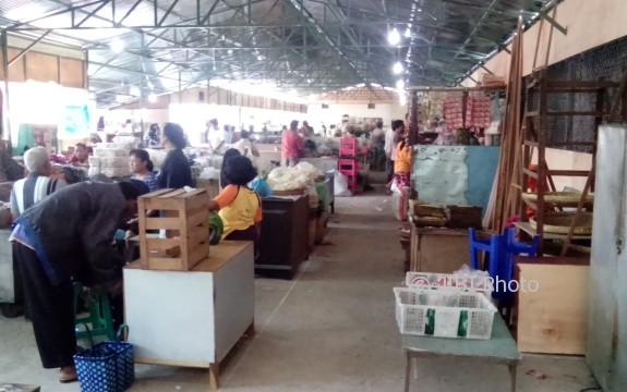 Pedagang beraktivitas di kios darurat Pasar Sangkrah, Solo, Senin (17/7/2017). (Bayu Jatmiko Adi/JIBI/Solopos)