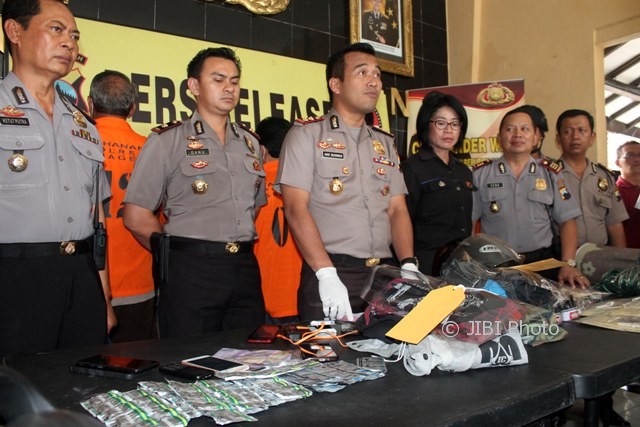 Kapolres Sragen AKBP Arif Budiman (tiga dari kiri) menggelar lima kasus pidana di lobi Mapolres Sragen, Jumat (28/7/2017) siang. (Tri Rahayu/JIBI/Solopos)