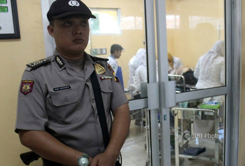 Seorang polisi menjaga ruang bedah tempat Sri Pujiastutik, 35, dirawat, Jumat (28/7/2017) sore. (Tri Rahayu/JIBI/Solopos)
