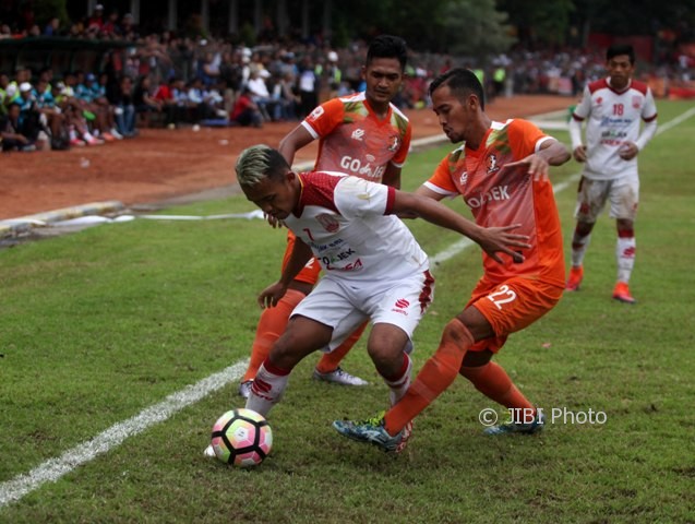 Pemain Persis Solo, Joko Prayitno (tengah), berusaha menjaga bola saat melawan Srage United di Stadion Taruna, Sragen, Minggu (30/4). (JIBI/Solopos/M. Ferri Setiawan)
