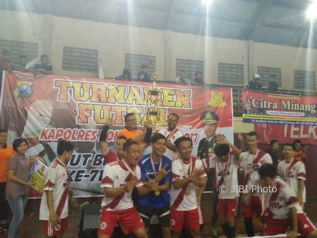 Kapolres Ponorogo, AKBP Suryo Sudarmadi, memberikan piala kepada tim futsal Polres Blitar yang menjuarai Turnamen Futsal Kapolres Ponorogo Cup 2017, Sabtu (29/7/2017). (Abdul Jalil/JIBI/Madiunpos.com)