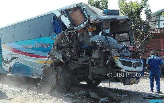 Kondisi bus Sugeng Rahayu setelah bertabrakan dengan truk di jalan raya Surabaya-Madiun, KM 163-164, Desa Tiron, Kecamatan Madiun, Minggu (30/7/2017). (Istimewa/Polres Madiun)