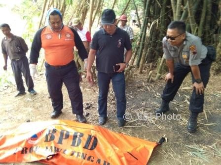 Seorang sukarelawan menutup kantong plastik jasad yang ditemukan di aliran Sungai Bengawan Solo, Dukuh Kaliwungu, Desa Nguter, Kecamatan Nguter, Sukoharjo, Sabtu (29/7/2017). (Istimewa/Kapolsek Nguter AKP Didik Noer)