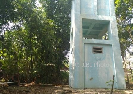 Warga Bulusulur, Desa Bulusulur, Kecamatan Wonogiri, Sukino, menunjukkan sumur bor dalam buatan 2016, belum lama ini. (Rudi Hartono/JIBI/Solopos)