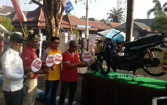 Wali Kota Solo F.X. Hadi Rudyatmo (kanan) dan Kapolresta Solo AKBP Ribut Hari Wibowo (dua dari kanan) mencanangkan Tahun Keselamatan di CFD Jl. Slamet Riyadi, Solo, Minggu (30/7/2017). (Muhammad Ismail/JIBI/Solopos)