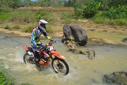 Seorang biker melewati aliran sungai yang menjadi jalur Sukoharjo Bhayangkara Adventure Trail 2017 di sekitar Waduk Mulur, Kecamatan Bendosari, Minggu (30/7/2017). (Bony Eko Wicaksono/JIBI/Solopos)