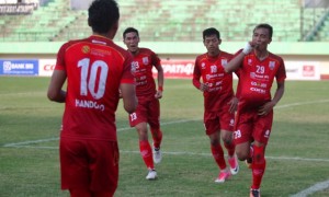 Pemain depan Persis Solo, Rudiyana (kanan) melakukan selebrasi seusai mencetak gol ke gawang Sragen United dalam kompetisi Liga 2 di Stadion Manahan, Solo, Minggu (30/7). (JIBI/Solopos/M. Ferri Setiawan)