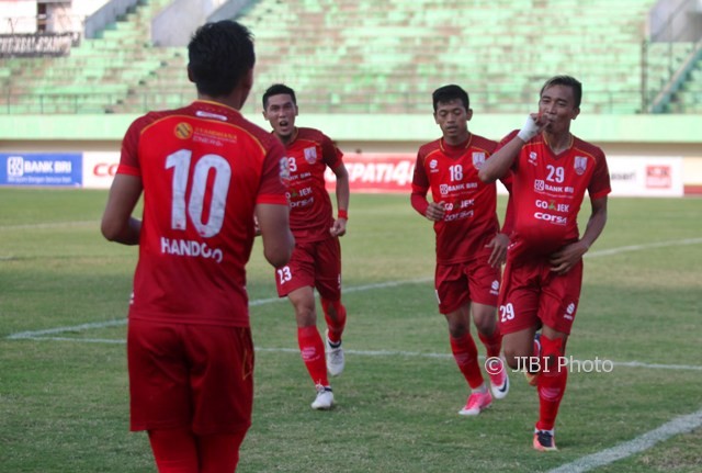 Pemain depan Persis Solo, Rudiyana (kanan) melakukan selebrasi seusai mencetak gol ke gawang Sragen United dalam kompetisi Liga 2 di Stadion Manahan, Solo, Minggu (30/7). (JIBI/Solopos/M. Ferri Setiawan)