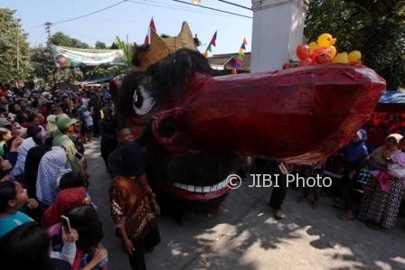 Peserta kirab mengarak replika Raja Mala raksasa saat kirab Perahu Raja Mala dalam Grebek Semanggi dari Lapangan Kenteng menuju Lapangan Losari, Pasar Kliwon, Solo, Minggu (30/7/2017). (M. Ferri Setiawan/JIBI/Solopos)