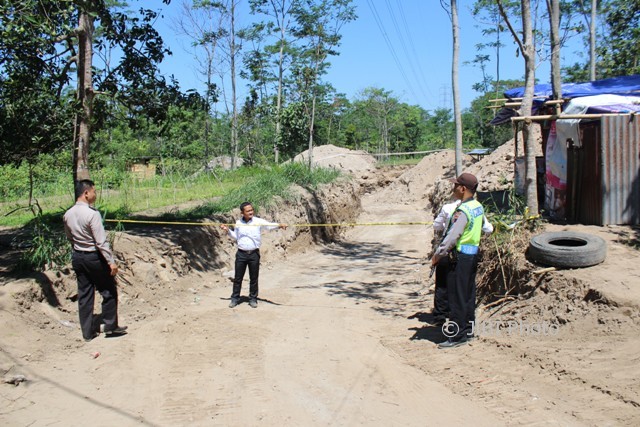 Kasatreskrim Polres Boyolali AKP Miftakul Huda menguatkan police line di lokasi penambangan galian C, Desa Bakulan, Kecamatan Cepogo, Senin (31/7/2017). (Akhmad Ludiyanto/JIBI/Solopos)
