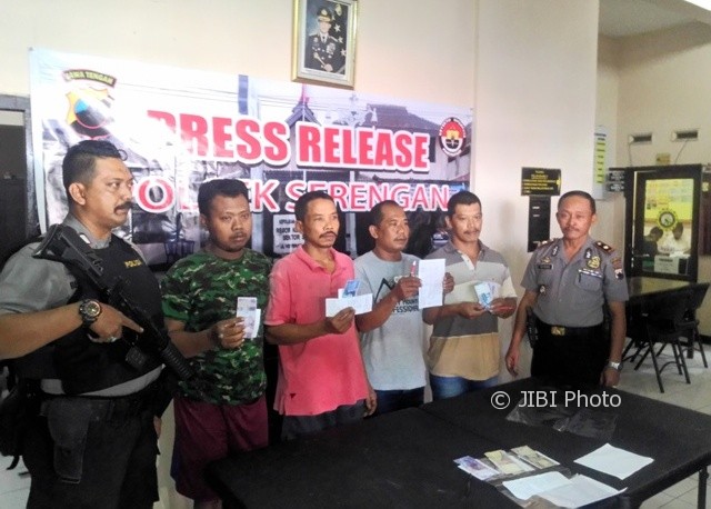 Kapolsek Serengan Kompol Giyono menunjukkan empat pejudi yang ditangkap Minggu (30/7/2017). (Muhammad Ismail/JIBI/Solopos)