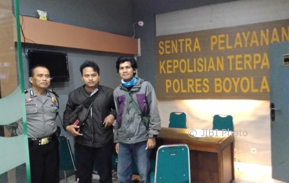 Alif Mahmudi (tengah) seusai melaporkan kehilangan saudaranya di Mapolres Boyolali, Minggu (30/7/2017) malam. (Aries Susanto/JIBI/Solopos)