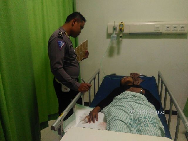 Petugas dari Polres Ponorogo membawa Salwa Amalia Jaudah, korban selamat dalam kecelakaan di jalan Ponorogo-Lembeyan ke RSUD Dr. Harjono, Senin (31/7/2017). (Istimewa/Polres Ponorogo)