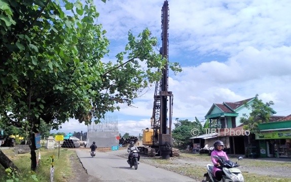 Puluhan tiang pancang overpass terpasang di atas ruas Tol Soker Desa Ngesrep, Ngemplak, Boyolali, Senin (31/7/2017). (Aries Susanto/JIBI/Solopos)