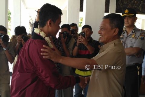 Bupati Pacitan, Indartato, menerima kedatangan Catur Adi Sagita, peraih tiga emas di Kejuaraan Catur Antarpelajar Asia di Pianjin, Tiongkok, Senin (31/7/2017). (Istimewa/pacitankab.go.id)