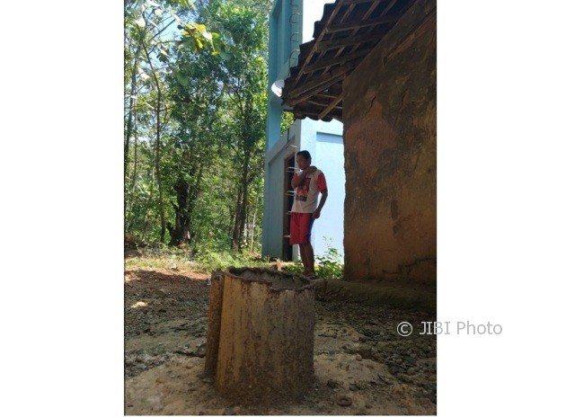 Sandimin mengamati kondisi sekitar sumur bor di Dusun Geritan, Desa Jendi, Selogiri, Wonogiri, belum lama ini. (Rudi Hartono/JIBI/Solopos)