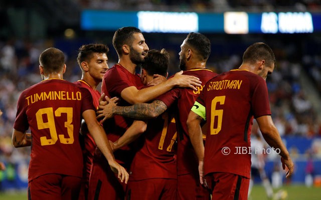 Para pemain AS Roma merayakan gol. (JIBI/REUTERS/Mike Segar)