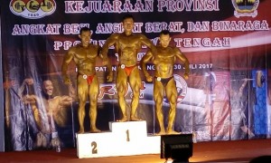 Binaragawan Solo, Agus Rambo (kiri), sukses meraih medali perak dalam kontes binaraga kelas 70 kilogram (kg) Liga Persatuan Angkat Besi, Binaraga dan Angkat Berat (PABBSI) Jawa Tengah di Bandungan, Kabupaten Semarang, Minggu (30/7/2017). (Istimewa)