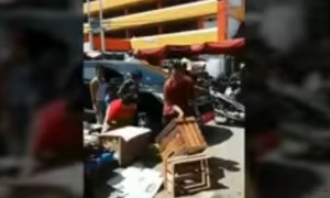 Aksi Kepala Dinas Perdagangan Kota Padang mengamuk di pasar. (Istimewa/Youtube)