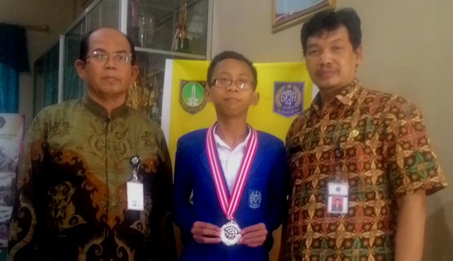 Ananda Hafidh Rifa'i Kusnanto diapit Kepala SMAN 4 Solo, Thoyibun (kiri) dan guru pembimbingnya, Munarso. (Solopos-Septhia Ryanthie) Ananda Hafidh Rifa'i Kusnanto diapit Kepala SMAN 4 Solo, Thoyibun (kiri) dan guru pembimbingnya, Munarso. (Solopos-Septhia Ryanthie)