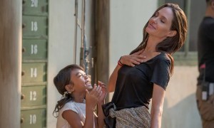 Angelina Jolie dan Srey Moch (Theguardian.com)