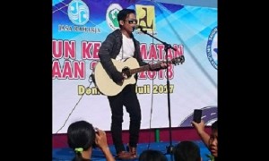 Pria yang dianggap mirip Ariel Noah (berkacamata) menyanyi di acara Pencanangan Tahun Keselamatan untuk Kemanusiaan di Alun-Alun Demak, Bintoro, Kecamatan Demak, Kabupaten Demak, Jateng, Minggu (30/7/2017) pagi. (Facebook.com-Septian-Septian)