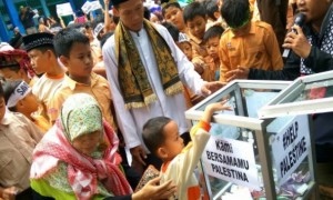 Ratusan pelajar kelompok bermain, taman kanak-kanak, dan Sekolah Dasar Islam Terpadu Bina Amal Semarang menggelar aksi solidaritas serta penggalangan dana kemanusiaan untuk meringankan penderitaan rakyat Palestina Jumat (28/7/2017). (JIBI/Solopos/Antara/Wisnu Adhi N.)