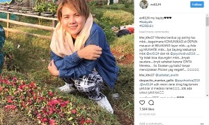 Evelin berziarah ke makam anaknya (Instagram @ev0124)
