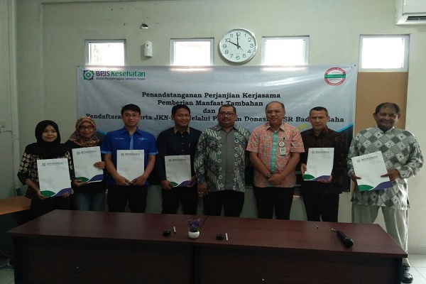 Kepala BPJS Kesehatan Sleman-Kulonprogo Janoe Tegoeh Prasetijo (tiga dari kanan) berfoto bersama usai penandatanganan MoU program donasi JKN KIS, Jumat (28/7/2017). (Abdul Hamid Razak/JIBI/Harian Jogja)