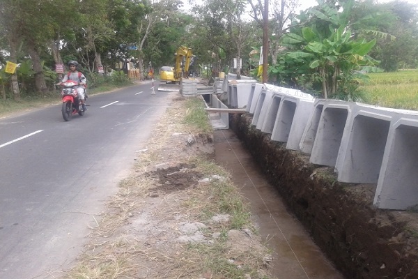 Proyek pembangunan drainase di Cebongan Kecamatan Mlati, Senin (17/7/2017). (Abdul Hamid Razak/JIBI/Harian Jogja)
