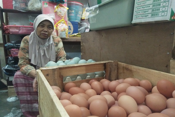 Pedagang sembako di Pasar Beringharjo tidak menambah pasokan telur ayam sejak harganya naik beberapa hari terakhir, Jumat (21/7/2017). (Holy Kartika N.S/JIBI/Harian Jogja)
