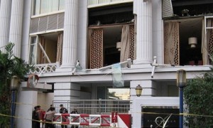 Hotel Ritz-Carlton di Jakarta, Indonesia setelah menerima serangan bom. (Wikimedia.org)