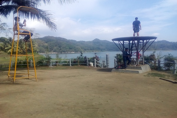 Seorang warga yang berasal Surabaya tengah berfoto di spot tampir, salah satu spot andalan di Taman Bambu Kuning, Waduk Sermo, Kulonprogo, Jumat (28/7/2017). ( I Ketut Sawitra Mustika/JIBI/Harian Jogja)