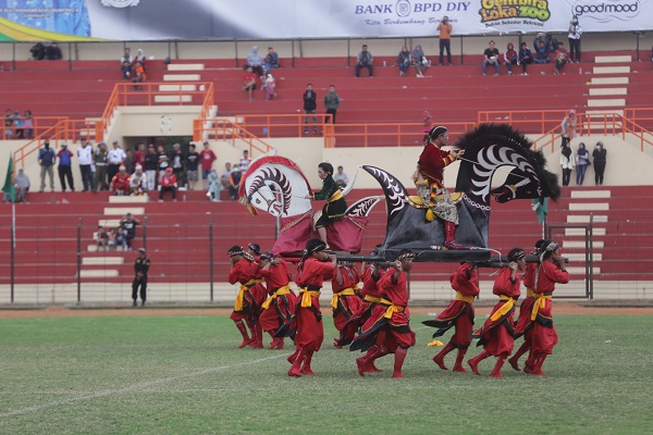 Sejumlah penari menari tarian kuda lumping pada saat upacara pembukaan Pekan Olahraga Daerah (Porda) XIV DIY 2017 di Stadion Sultan Agung Bantul, Sabtu (29/7/2017) sore. Porda DIY digelar dari 29 Juli-5 Agustus 2017. (Jumali /JIBI/Harian Jogja