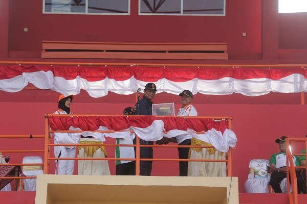 Gubernur DIY Sri Sultan HB X bersama Bupati Bantul Suharsono dan Ketua KONI DIY Hadianto Ismangoen (kanan ke kiri) bersama-sama menekan tombol sirine sebagai penanda dibukanya Pekan Olahraga Daerah (Porda) XIV DIY 2017 di Stadion Sultan Agung Bantul, Sabtu (29/7/2017) sore. Porda DIY digelar dari 29 Juli-5 Agustus 2017. (Jumali /JIBI/Harian Jogja)