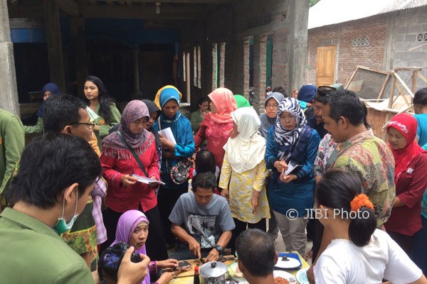 Suasana pelaksanaan pembuatan olahan ikan di Guwosari, Pajangan, Bantul, Minggu (30/7/2017). Kegiatan ini didampingi oleh UPN Veteran. (Sunartono/JIBI/Harian Jogja)