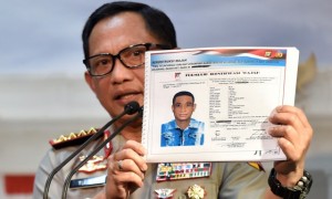 Kapolri Jenderal Pol Tito Karnavian menunjukkan sketsa wajah terduga pelaku penyerangan terhadap penyidik KPK Novel Baswedan, di Kantor Presiden, Jakarta, Senin (31/7/2017). (JIBI/Solopos/Antara/Puspa Perwitasari)