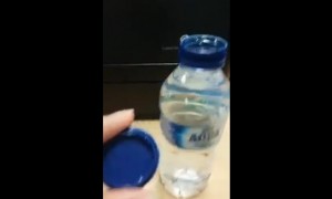 Kemasan rusak tutup botol Aqua bisa dicungkil (Facebook Toko Trolley)