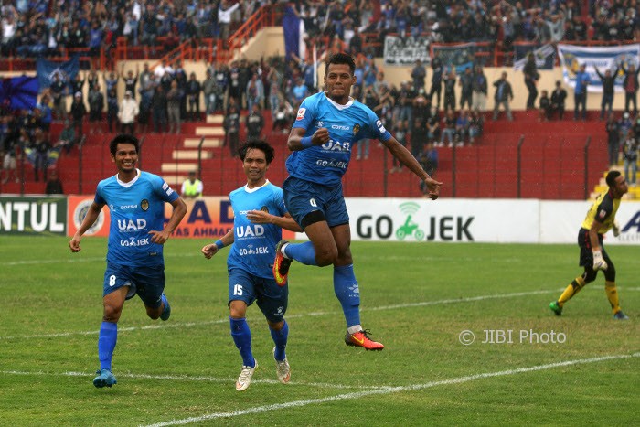JIBI/Harian Jogja/Jumali
Pesepak bola PSIM Jogja, Krisna Adi Darma Tama (meloncat) melakukan selebrasi seusai mencetak gol ke gawang Persatu Tuban di Stadion Sultan Agung, Bantul, Kamis (27/7/2017). (JIBI/Harian Jogja/Jumali)