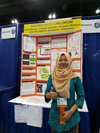 Latifah di depan stand karya ilmiahnya saat Intel International Science and Engineering Fair (Intel ISEF)