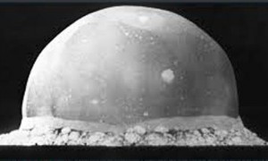 Ledakan bom atom pertama yang diuji coba Amerika Serikat melalui Manhattan Project, 16 Juli 1945. (Historyandheadlines.com)