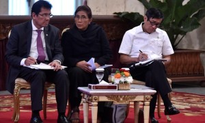 Menkumham Yasonna Laoly (kanan), Menteri Kelautan dan Perikanan Susi Pudjiastuti (tengah), dan Menteri Aparatur Negara dan Reformasi Birokrasi Asman Abnur (kiri) mengikuti Sidang Kabinet Paripurna tentang RAPBN 2018 di Istana Negara, Jakarta, Senin (24/7/2017). (JIBI/Solopos/Antara/Puspa Perwitasari)