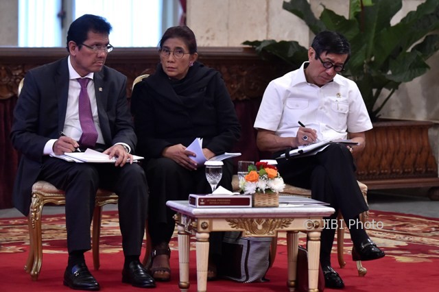 Menkumham Yasonna Laoly (kanan), Menteri Kelautan dan Perikanan Susi Pudjiastuti (tengah), dan Menteri Aparatur Negara dan Reformasi Birokrasi Asman Abnur (kiri) mengikuti Sidang Kabinet Paripurna tentang RAPBN 2018 di Istana Negara, Jakarta, Senin (24/7/2017). (JIBI/Solopos/Antara/Puspa Perwitasari)