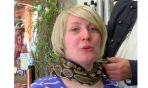 Nadine Knect mencoba pijat ular piton di salon Haar Mode Team (Ruptly)