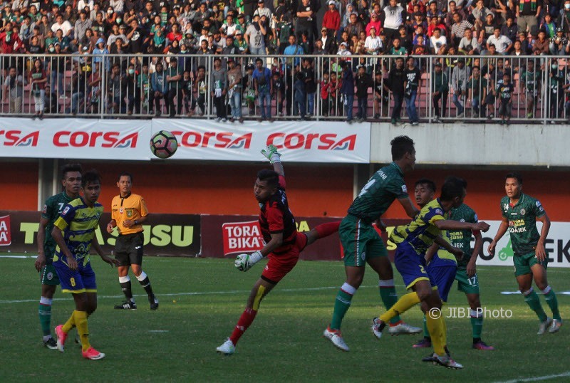 Kiper Persibas Banyumas, Mukti Alhaq (merah), berusaha menangkap bola saat timnya berhadapan dengan PSS Sleman pada lanjutan Grup 3 Liga 2 2017 di Stadion Maguwoharjo, Sleman, Kamis (13/7/2017) sore. PSS menang 4-1 atas Persibas dalam laga itu. (JIBI/Harian Jogja/Jumali)