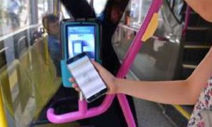 Ilustrasi pembayaran ongkos bus dengan e-cash yang tersedia di smartphone. (straitstimes.com)