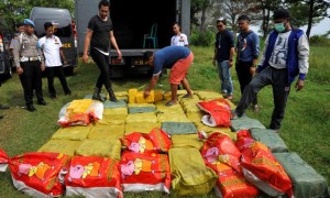 Anggota Dit Narkoba Polda Metro Jaya memeriksa paket-paket sabu yang gagal diselundupkan di Dermaga eks Hotel Mandalika, Anyer, Serang, Banten, Kamis (13/7/2017). (JIBI/Solopos/Antara/Asep Fathulrahman)